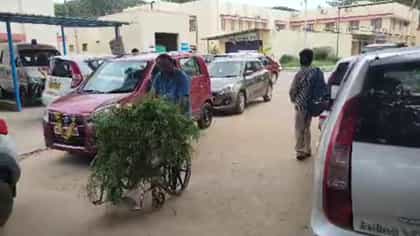 ಸರ್ಕಾರಿ ಆಸ್ಪತ್ರೆಯಲ್ಲಿ ರೋಗಿಗಳ ವ್ಹೀಲ್ ಚೇರ್‌ನಲ್ಲಿ ಕಸ ಸಾಗಾಟ!